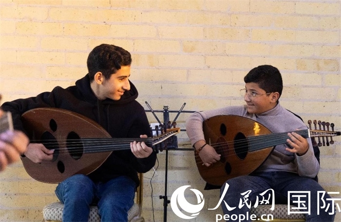 兩名年輕的烏德琴學(xué)員。人民網(wǎng) 伊納斯·易卜拉欣攝