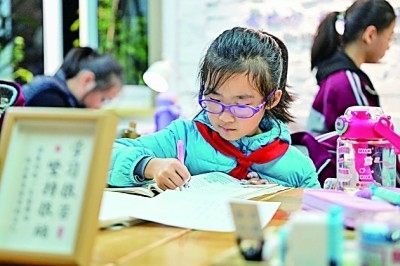 在河南洛陽市澗西區(qū)長安路街道長安路二社區(qū)共享自習(xí)室內(nèi)，孩子們在學(xué)習(xí)。李衛(wèi)超攝/光明圖片