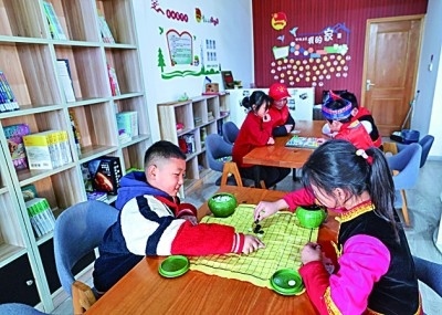 浙江岱山縣秀山鄉(xiāng)秀南村“民生小鋪”里，放學(xué)后的小學(xué)生在下棋。新華社發(fā)