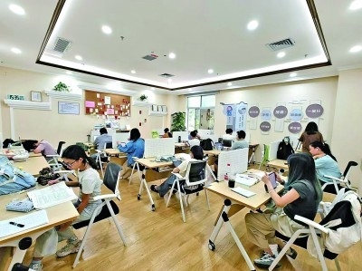 廣東深圳市龍崗區(qū)黨群服務(wù)中心開設(shè)的共享自習(xí)室一景。受訪者供圖