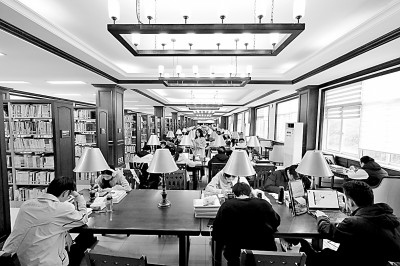 重慶大學圖書館，大學生們正在讀書學習。孫凱芳攝/光明圖片