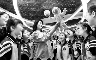 河北省邯鄲市邯山區(qū)實(shí)驗(yàn)小學(xué)老師向?qū)W生們介紹航空航天知識。郝群英攝/光明圖片