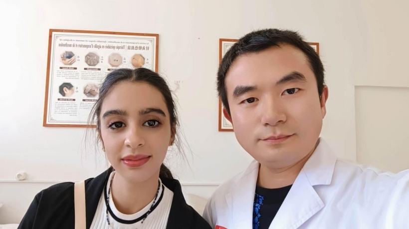 康復后的阿斯瑪與中國醫(yī)生梁敏。中國援阿爾及利亞醫(yī)療隊供圖