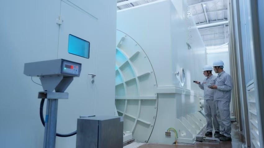 工作人員檢查300兆瓦壓氣儲能示范工程發(fā)電機。受訪者供圖