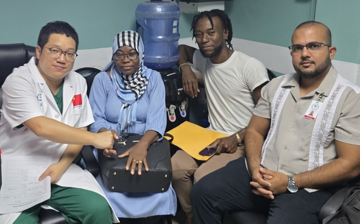 第20期中國援圭亞那醫(yī)療隊(duì)成員與患者及其家屬合影。第20期中國援圭亞那醫(yī)療隊(duì)供圖