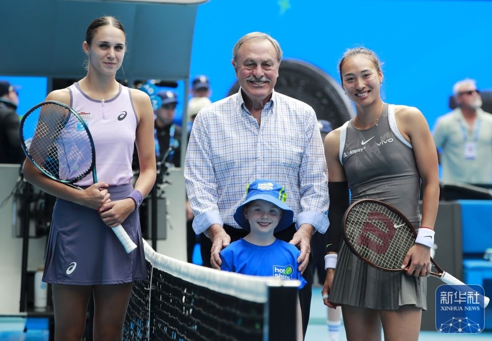 ↑鄭欽文（右）、托多尼（左）在比賽前與澳大利亞網(wǎng)球名將約翰·紐康姆合影。新華社記者 馬平 攝