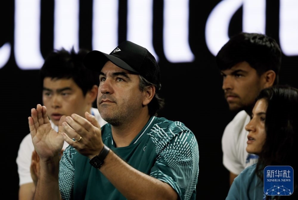 ↑鄭欽文的教練丹特·博蒂尼（中）在場(chǎng)邊觀賽。新華社記者 馬平 攝