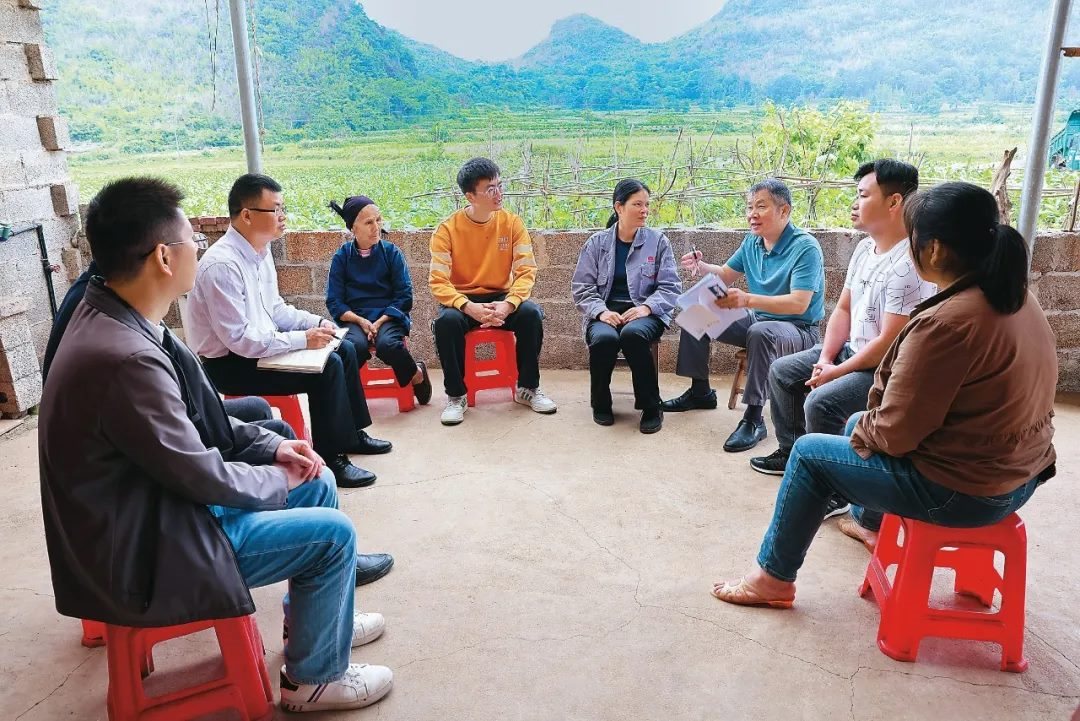 △法學(xué)會(huì)法律咨詢專家等入戶走訪、調(diào)解糾紛。