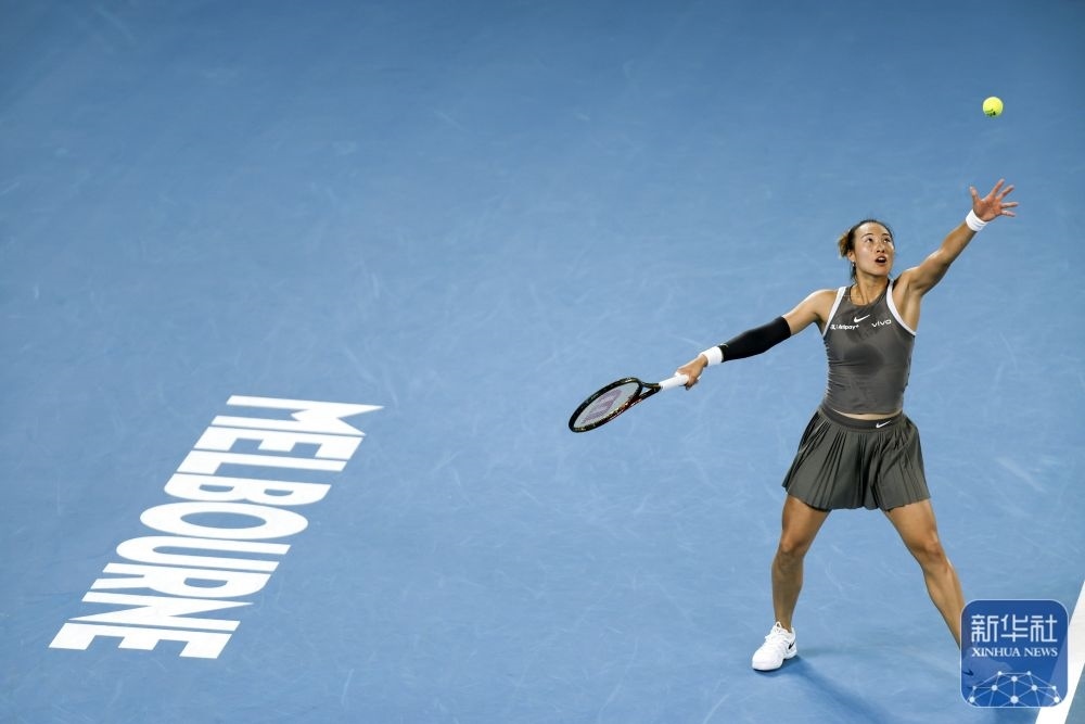 ↑鄭欽文在比賽中發(fā)球。新華社記者 馬平 攝