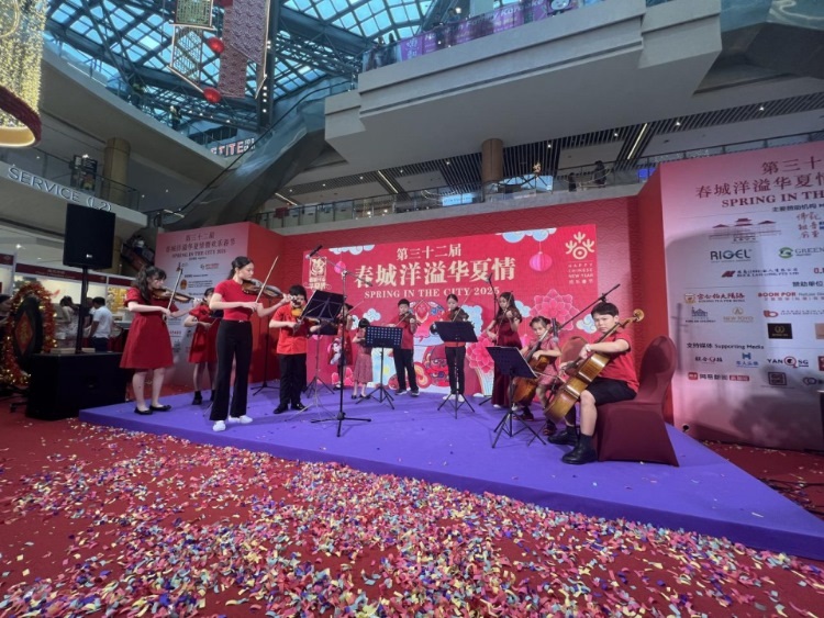 來自中國和新加坡的藝術(shù)團(tuán)體聯(lián)袂表演了歌舞、器樂、武術(shù)、雜技等多種形式的文藝節(jié)目?；顒又鬓k方供圖