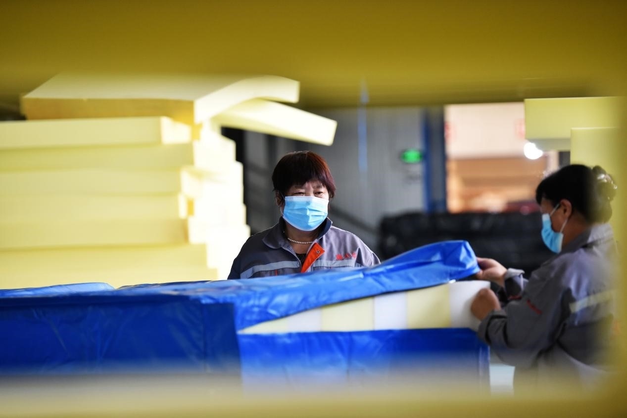 定州市某公司生產(chǎn)的短道速滑防護墊、速度滑冰防護墊、雪上防護墊等產(chǎn)品。白永民攝