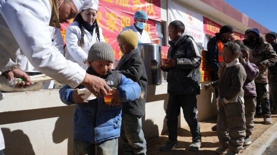 1月14日，廚師們正在給前來用餐的小朋友們打飯。新華社記者 邱星翔 攝