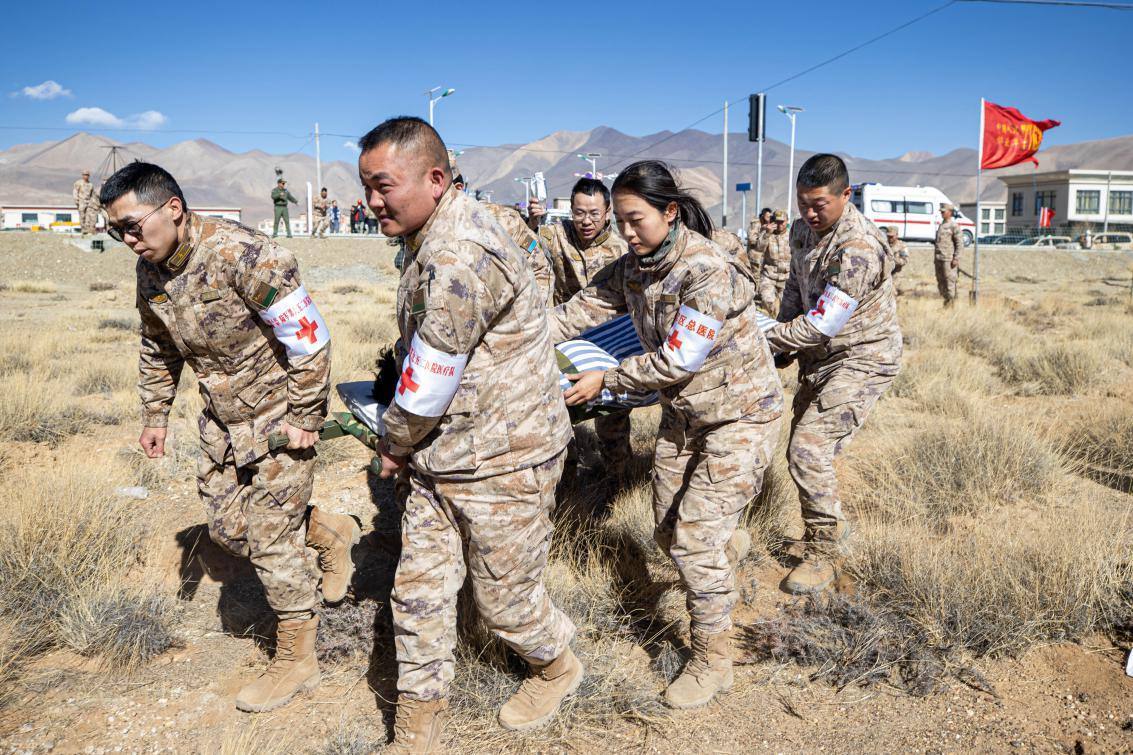 1月9日，日喀則定日縣長(zhǎng)所鄉(xiāng)，西藏軍區(qū)總醫(yī)院醫(yī)療隊(duì)隊(duì)員將受傷村民用擔(dān)架從救護(hù)車(chē)準(zhǔn)備抬上直升機(jī)，轉(zhuǎn)運(yùn)至拉薩的西藏軍區(qū)總醫(yī)院救治。人民日?qǐng)?bào)記者張武軍攝