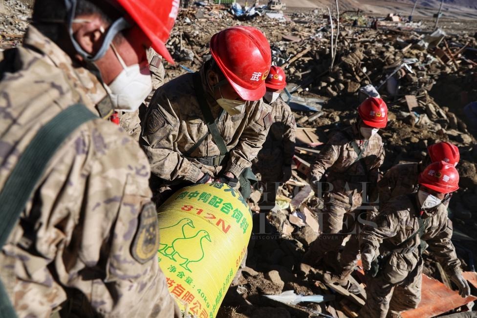 1月10日，定日縣長(zhǎng)所鄉(xiāng)古榮村，武警官兵幫助受災(zāi)群眾整理廢墟，搶救被掩埋的物資。環(huán)球時(shí)報(bào)記者崔萌攝