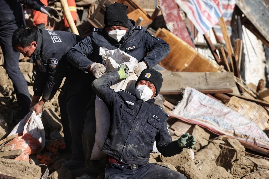 1月9日，定日縣長(zhǎng)所鄉(xiāng)古榮村，日喀則市公安局民警協(xié)助受災(zāi)群眾清理廢墟。 環(huán)球時(shí)報(bào)記者 崔萌攝