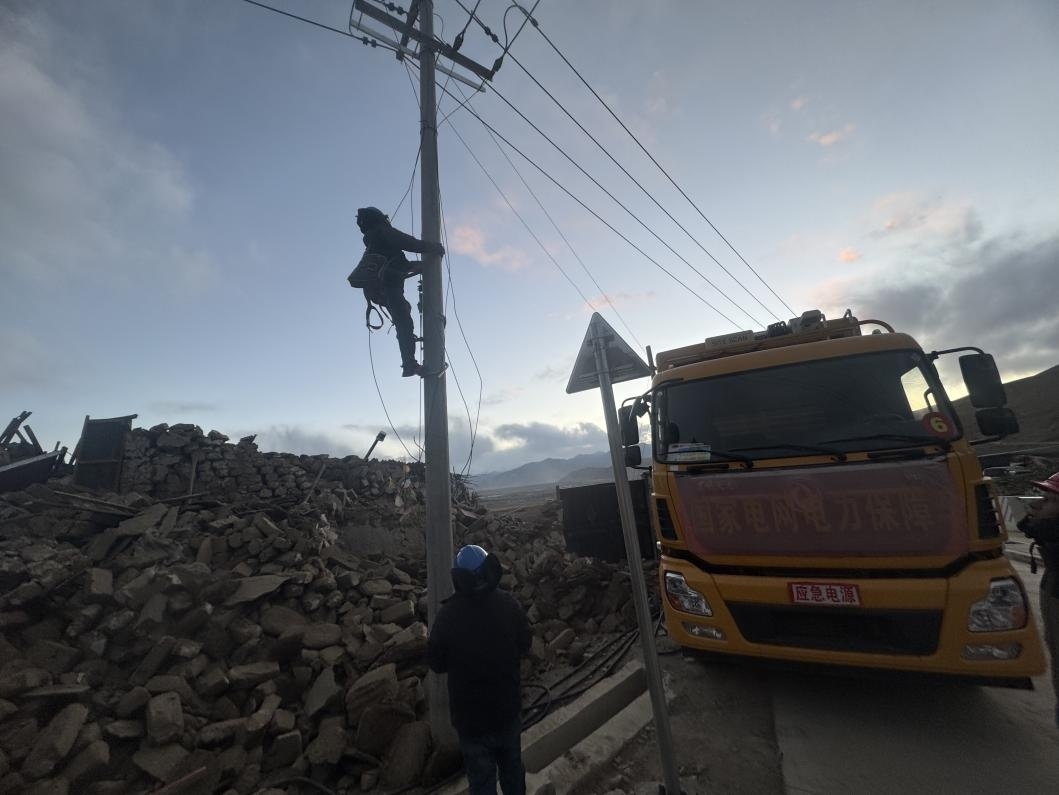 1月10日，定日縣長(zhǎng)所鄉(xiāng)，國(guó)家電網(wǎng)西藏電力員工正在搶修災(zāi)區(qū)受損線路。人民日?qǐng)?bào)記者宋豪新攝