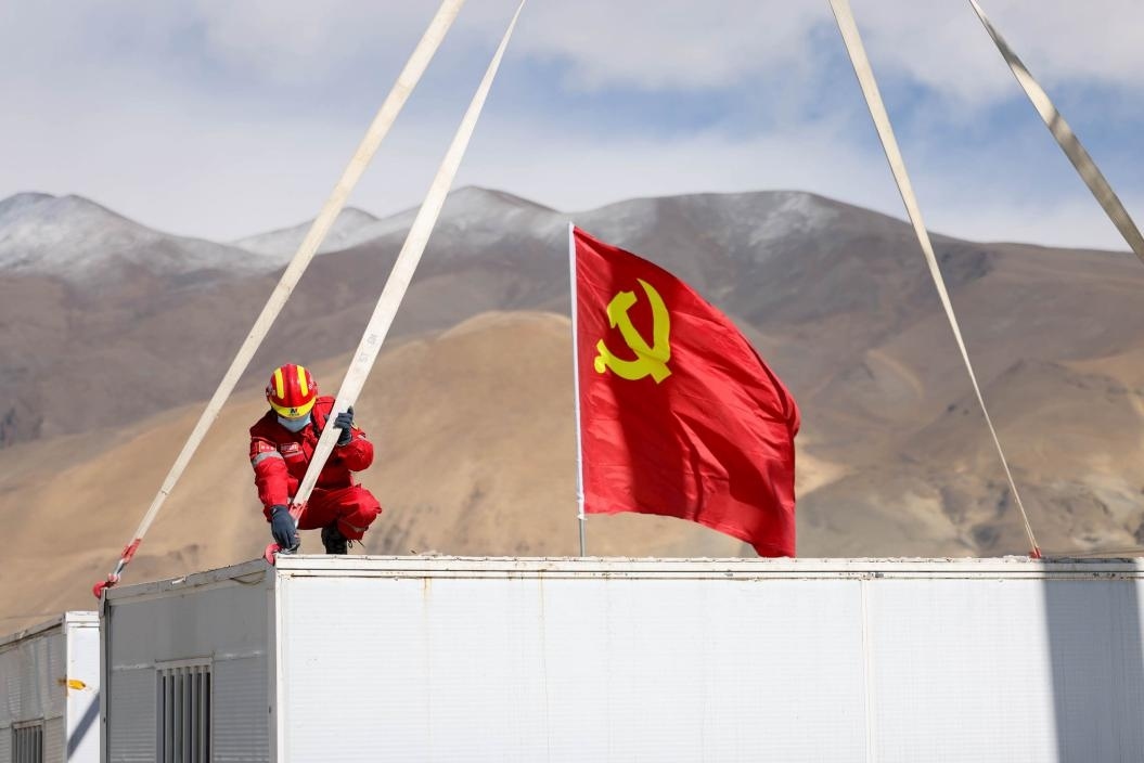 1月13日，定日縣長(zhǎng)所鄉(xiāng)嘎布村安置點(diǎn)，中國(guó)安能三局成都基地支援震區(qū)的黨員突擊隊(duì)隊(duì)員在搭建活動(dòng)板房。人民日?qǐng)?bào)記者張武軍攝