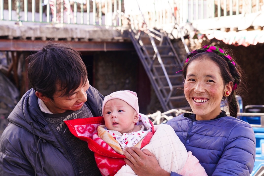 1月11日，在西藏日喀則市人民醫(yī)院，受災(zāi)群眾抱著自己在地震中受傷的孩子康復(fù)出院。人民日?qǐng)?bào)記者徐馭堯攝