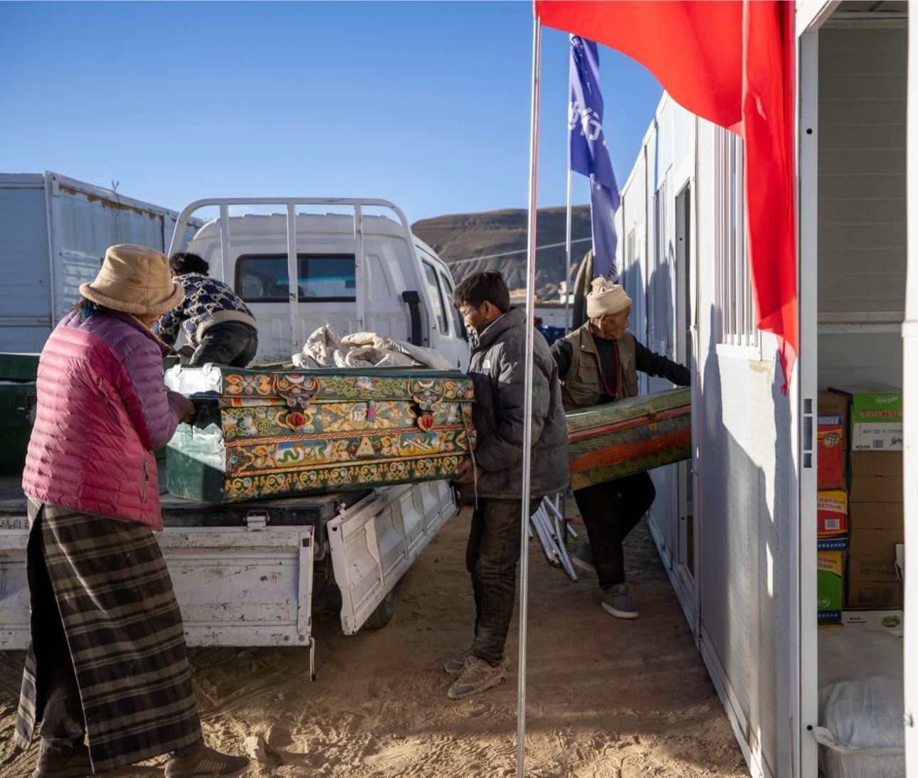 1月11日，西藏定日縣曲洛鄉(xiāng)措昂村，首批入住活動(dòng)板房的村民正在搬運(yùn)物品，為入住做準(zhǔn)備。人民日?qǐng)?bào)記者張武軍攝