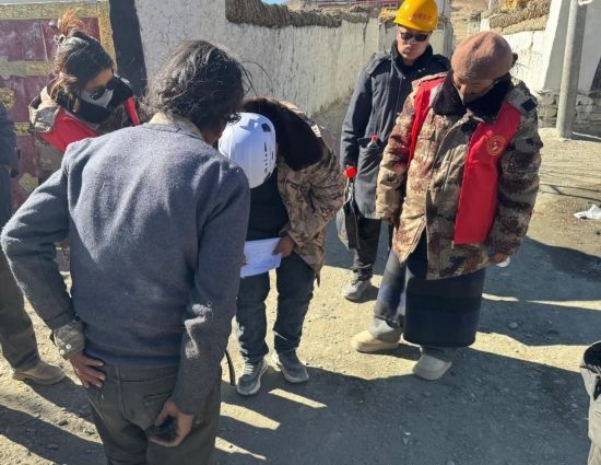 1月13日，次旺（右一）陪同工作組走訪村莊，評(píng)估房屋受損程度。新華社發(fā)