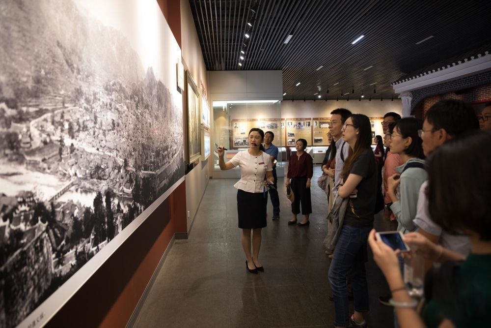 △參觀者在遵義會議紀念館聽取介紹。