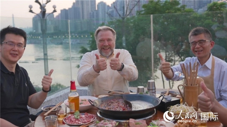 軻寶華和同事在重慶南濱路吃火鍋。人民網(wǎng)記者 蘇纓翔攝