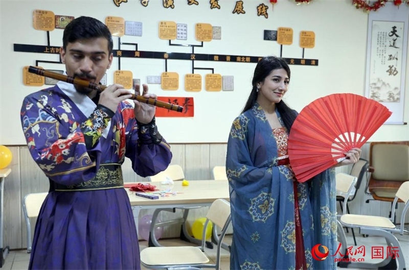 薩拉赫丁大學(xué)中文系學(xué)生們展示才藝。人民網(wǎng)伊納斯·易卜拉欣攝