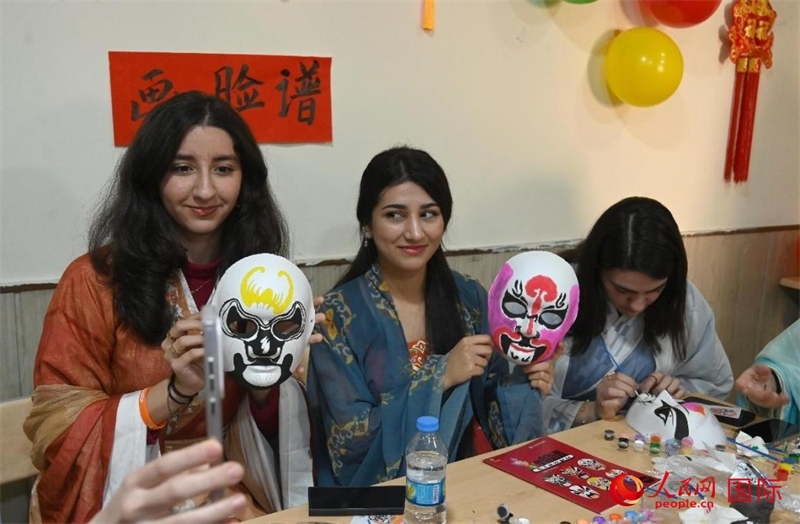 畫臉譜。人民網(wǎng)伊納斯·易卜拉欣攝