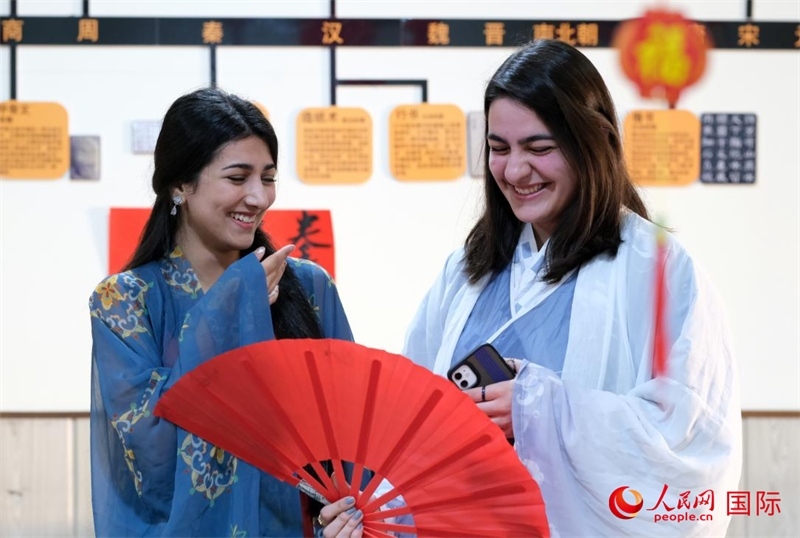 兩名參加活動(dòng)的學(xué)生。人民網(wǎng)伊納斯·易卜拉欣攝