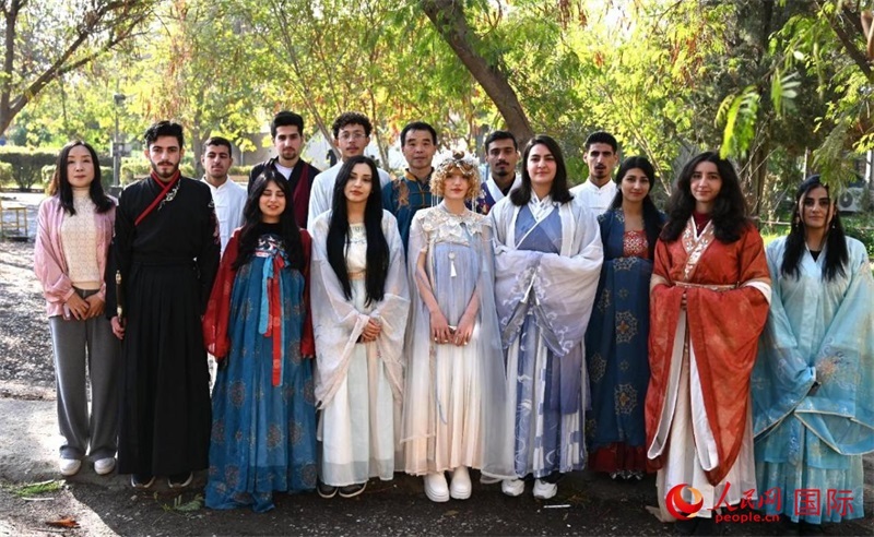 部分參加活動(dòng)的師生合影。人民網(wǎng)伊納斯·易卜拉欣攝