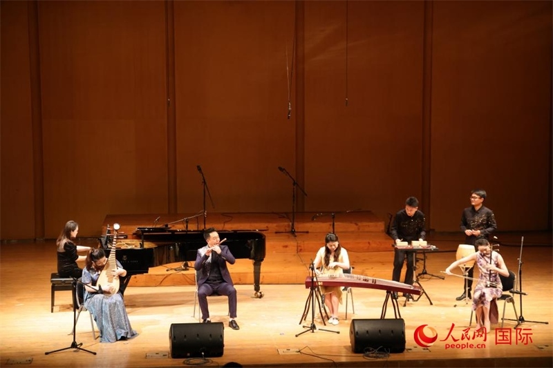 來自云南藝術(shù)學(xué)院的音樂家在演奏《金蛇狂舞》。人民網(wǎng)記者 楊一攝