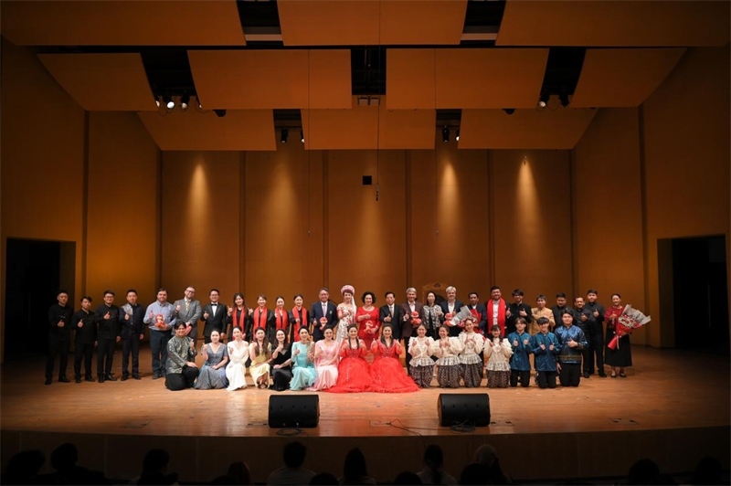 音樂會(huì)嘉賓與表演者集體合影?；顒?dòng)主辦方供圖