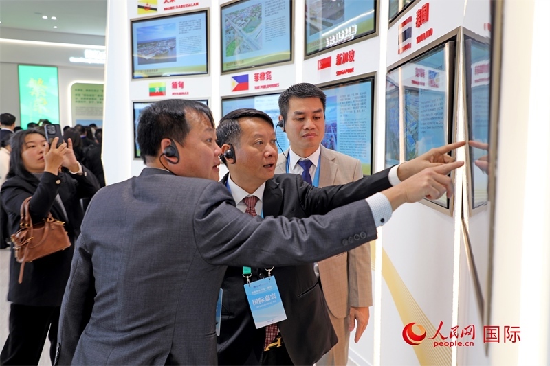 越南參會(huì)代表在南寧國(guó)際會(huì)展中心參觀。人民網(wǎng)記者 趙益普攝