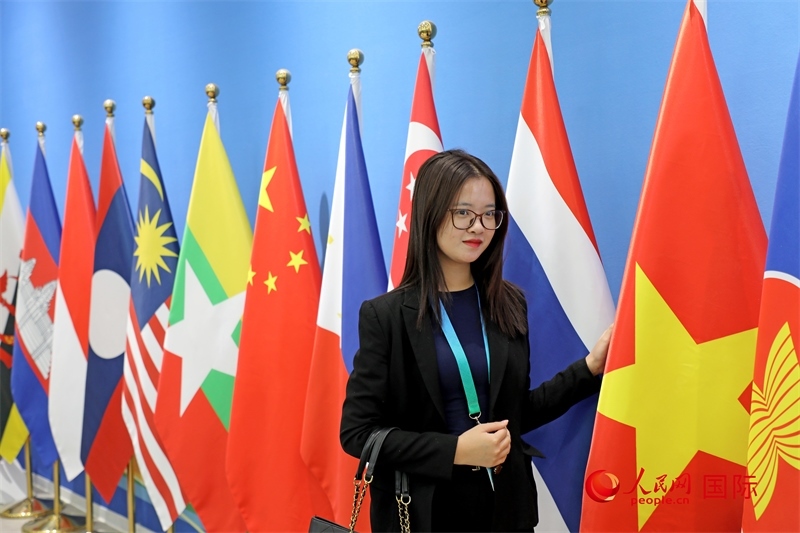 越南芒街市參會(huì)代表在南寧國(guó)際會(huì)展中心參觀。人民網(wǎng)記者 趙益普攝