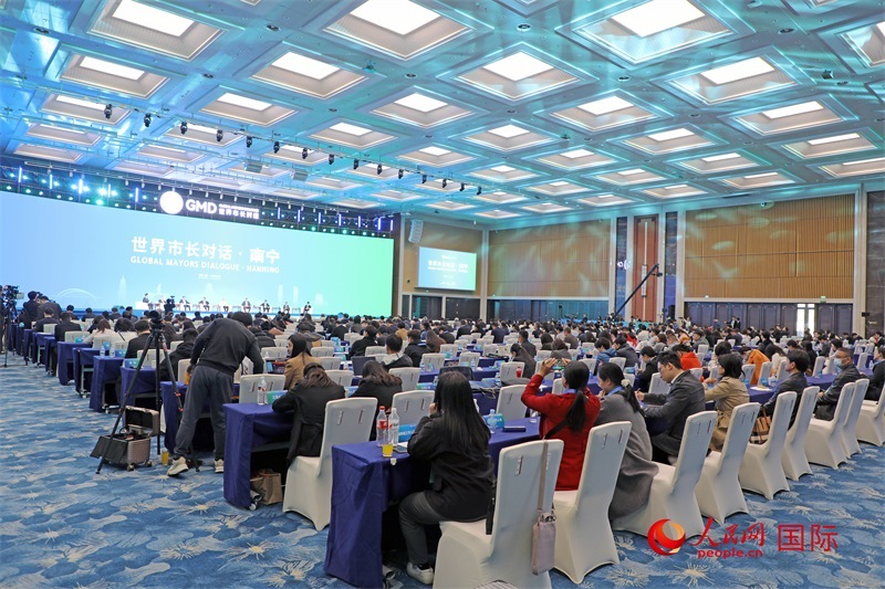 這是1月16日在南寧國(guó)際會(huì)展中心拍攝的“世界市長(zhǎng)對(duì)話·南寧”活動(dòng)現(xiàn)場(chǎng)。人民網(wǎng)記者 趙益普攝