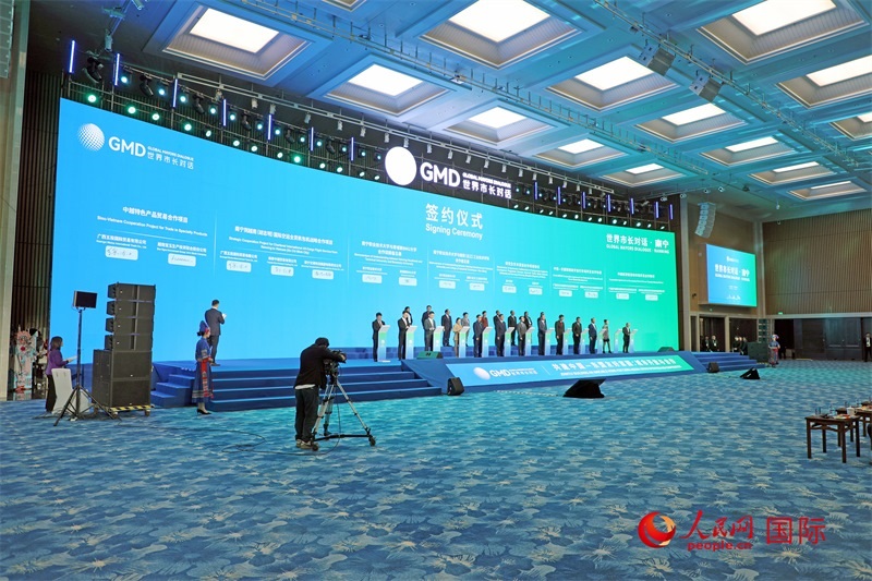 活動(dòng)現(xiàn)場(chǎng)舉行的中國(guó)同東盟國(guó)家交流合作項(xiàng)目簽約。人民網(wǎng)記者趙益普攝