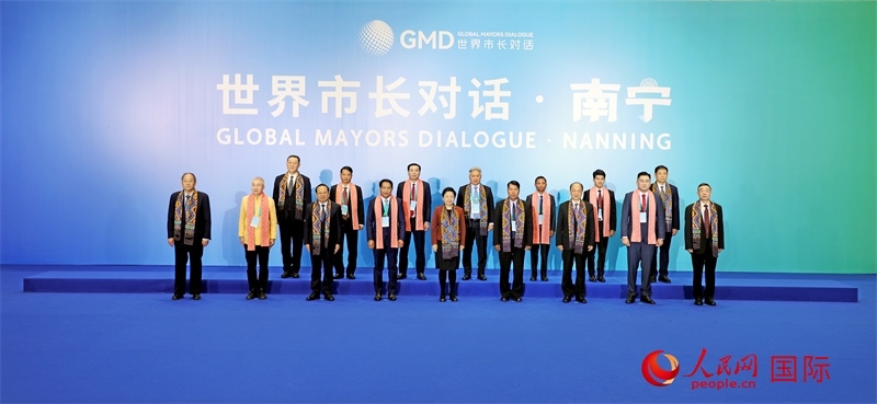 在南寧國(guó)際會(huì)展中心金桂花廳外，參加活動(dòng)的中國(guó)和東盟國(guó)家市長(zhǎng)合影留念。人民網(wǎng)記者 趙益普攝