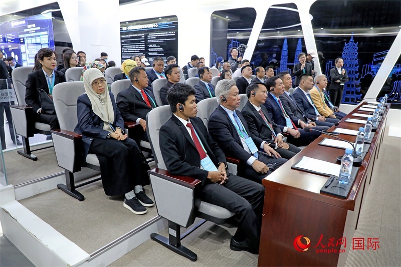 參加活動(dòng)的東盟國(guó)家市長(zhǎng)在中國(guó)—東盟新型智慧城市協(xié)同創(chuàng)新中心參觀調(diào)研。人民網(wǎng)記者 趙益普攝