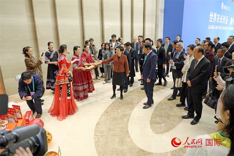 東盟國(guó)家市長(zhǎng)聽(tīng)取南寧特色茉莉花茶的講解。人民網(wǎng)記者 趙益普攝