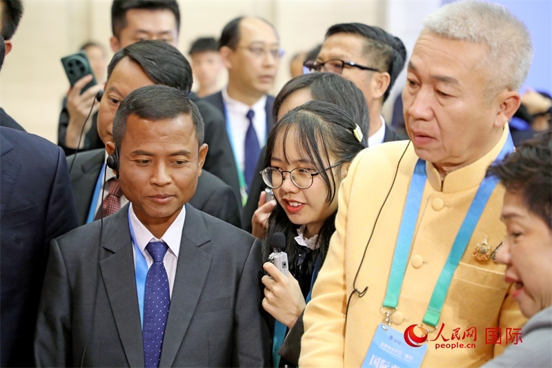 東盟國(guó)家市長(zhǎng)在觀看、體驗(yàn)?zāi)蠈幏沁z展示。人民網(wǎng)記者 趙益普攝