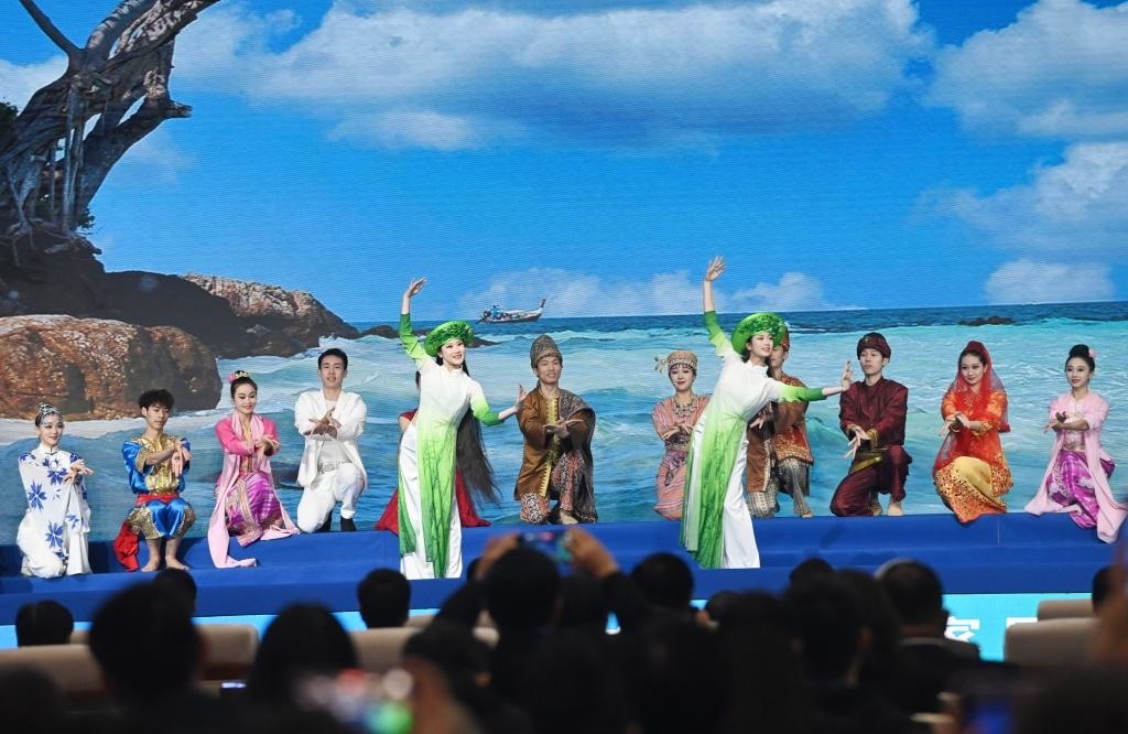 這是1月16日，在南寧國際會展中心，演員在“世界市長對話·南寧”活動間隙表演節(jié)目。新華社記者 陸波岸 攝