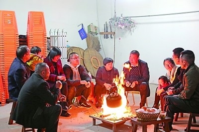 為討論蜜梨產(chǎn)業(yè)發(fā)展事宜，鸕鳥鎮(zhèn)開展“圍爐夜話”。資料圖片