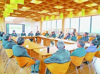 各種形式的民主協(xié)商議事會(huì)在余杭區(qū)落地生花。圖為黃湖鎮(zhèn)就共富工坊工作召開未來(lái)鄉(xiāng)村議事會(huì)。資料圖片