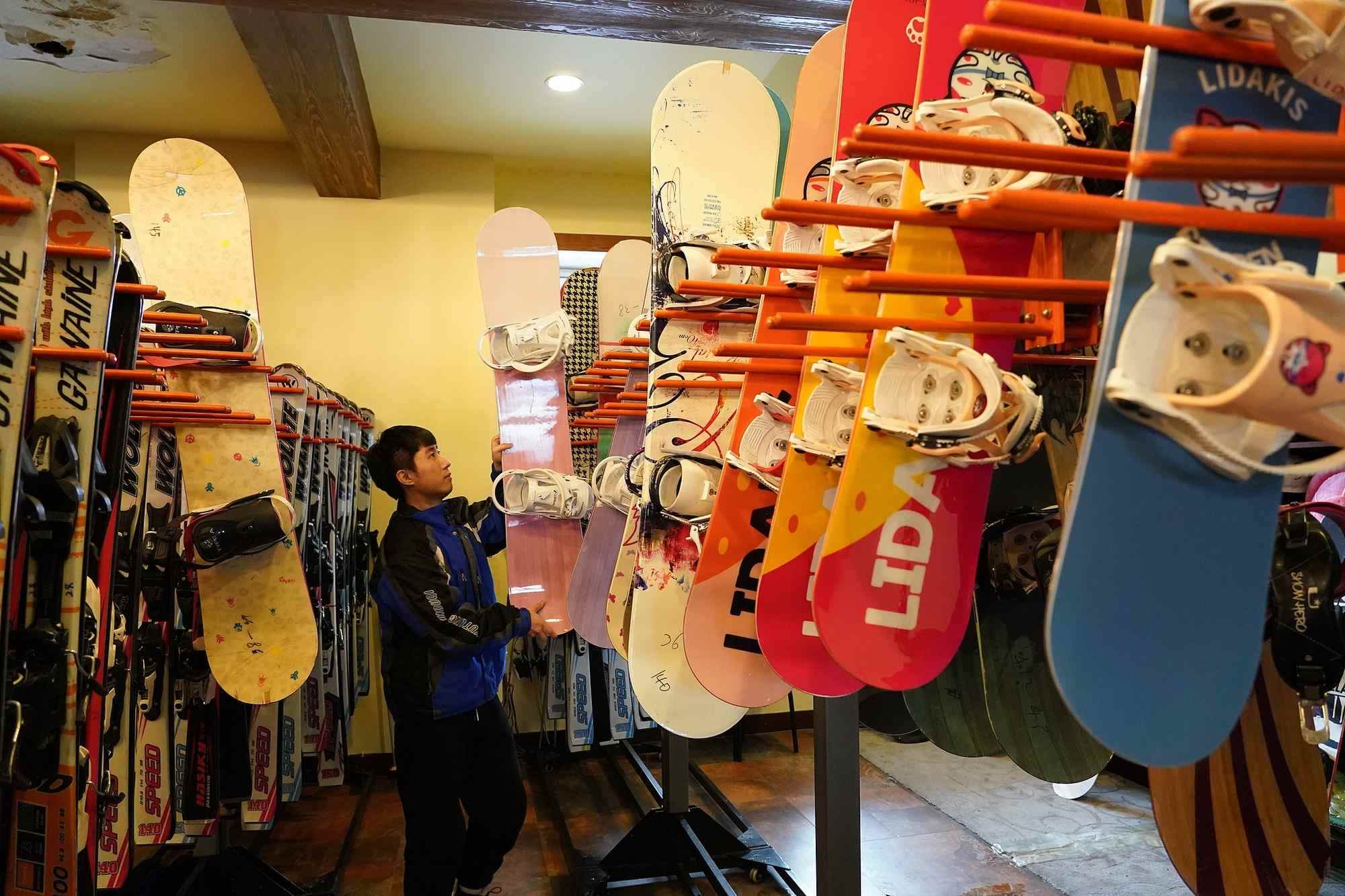 海拉爾滑雪場(chǎng)，工作人員在整理雪具