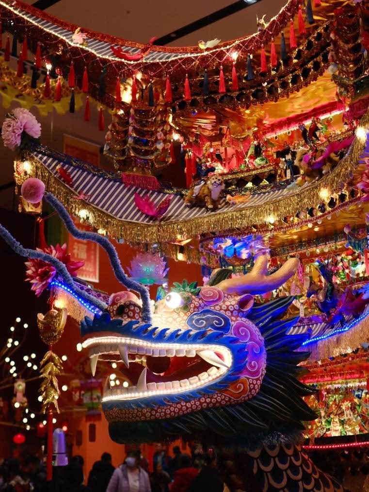 圖為“過年——春節(jié)主題展”中展出的浙江樂清首飾龍燈彩。