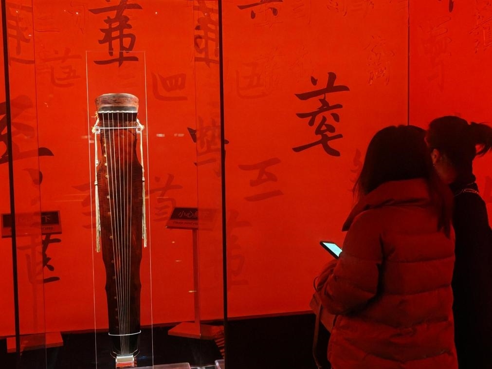 近日，在浙江省博物館之江館區(qū)，故宮博物館收藏的唐“大圣遺音”琴在“‘故宮·茶世界’觀茶——茶文化精品展”展出。新華社記者 馮源 攝
