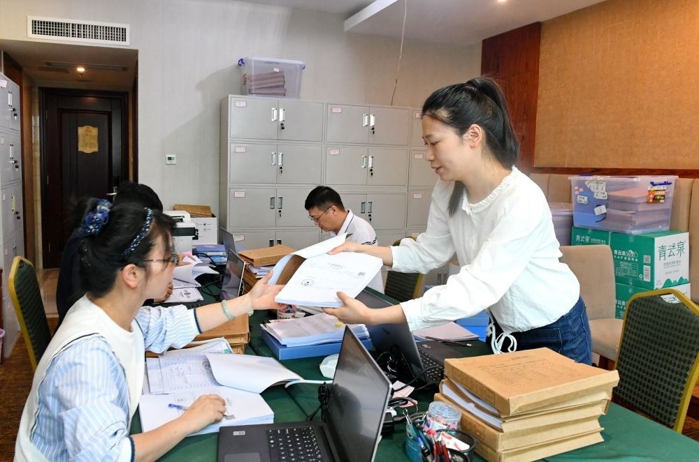 福州市委巡察機構(gòu)對全市法院系統(tǒng)開展提級聯(lián)動交叉巡察。在永泰縣駐地，巡察組工作人員查看財務憑證（2024年5月21日攝）。新華社記者 林善傳 攝