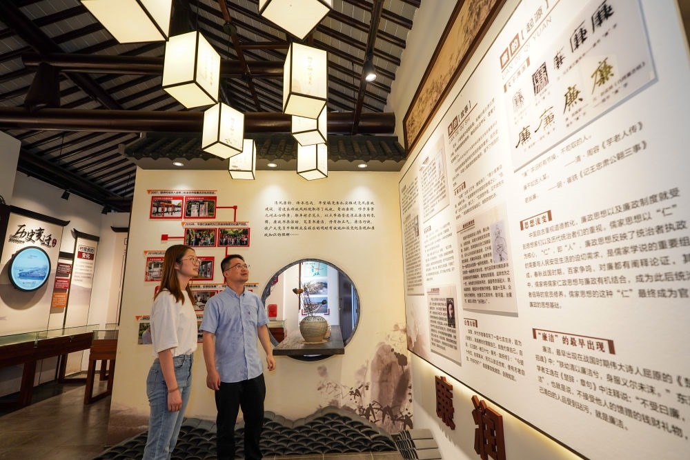 參觀者在蘇州市吳江區(qū)平望鎮(zhèn)廉潔教育基地鶯湖廉園內(nèi)參觀（2024年7月4日攝）。新華社記者 李博 攝