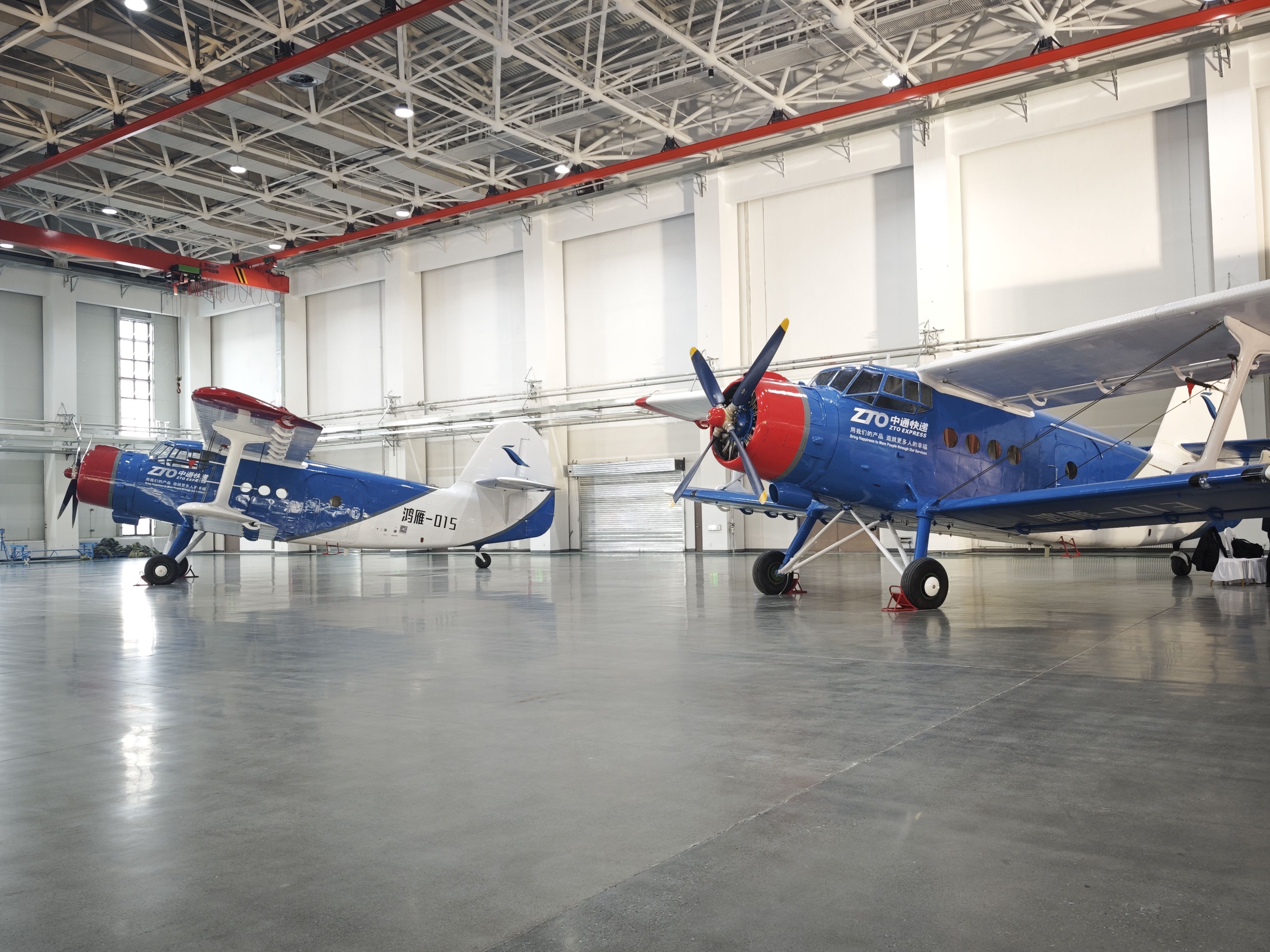 1月20日，停放在交付現(xiàn)場的大型無人機鴻雁（HY100）。新華社記者 茍立鋒 攝