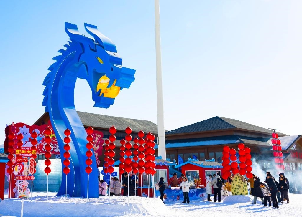 2025年1月，游客在遼寧錦州東方華地城海洋冰雪王國內(nèi)游覽。新華社發(fā)
